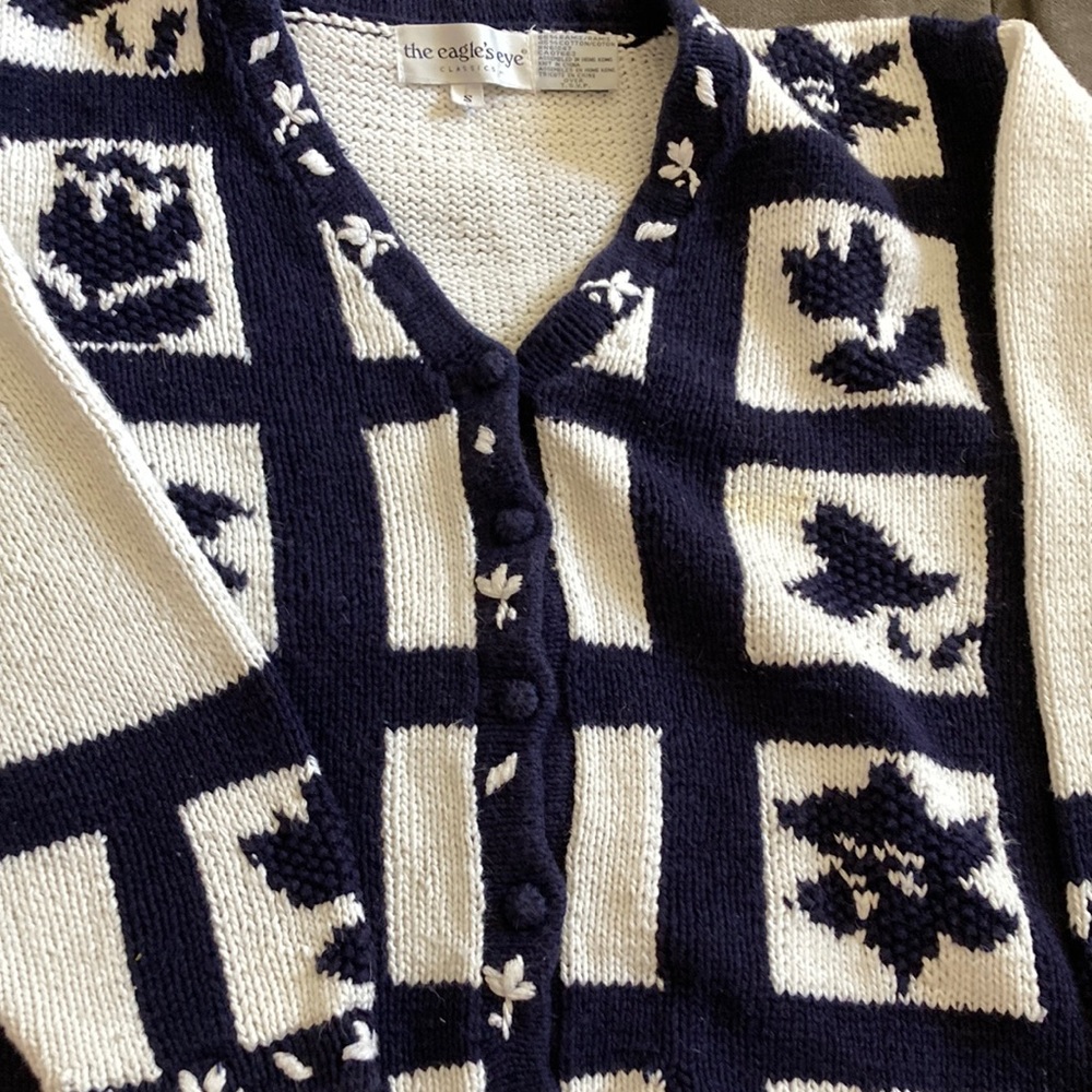 The EAGLE’S EYE SWEATER CARDIGAN SMALL BLUE WHITE